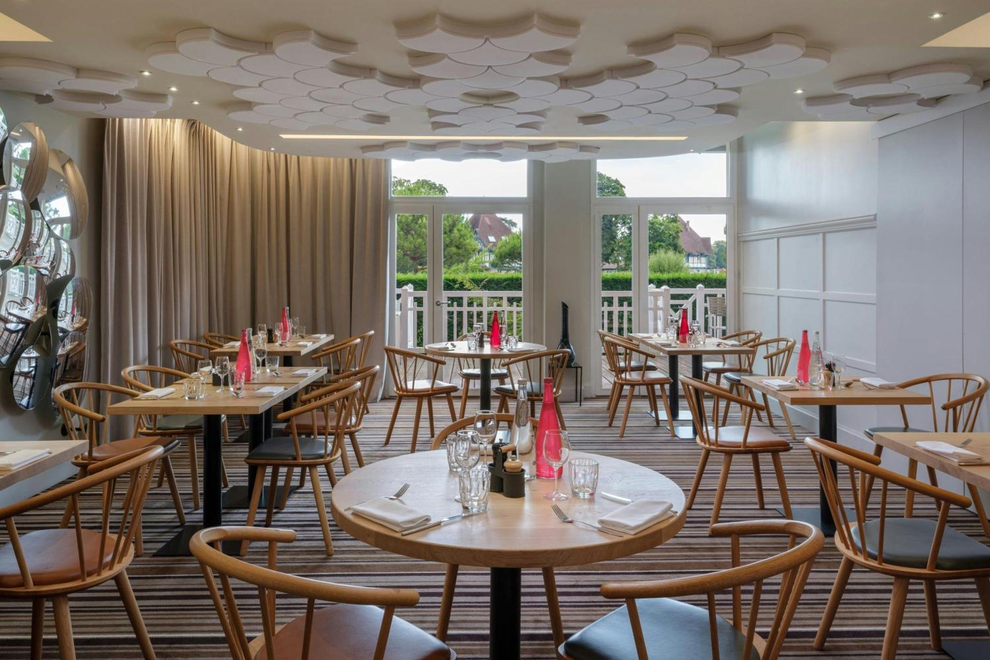 Renaissance Paris Hippodrome De St. Cloud Hotel Rueil-Malmaison Bagian luar foto