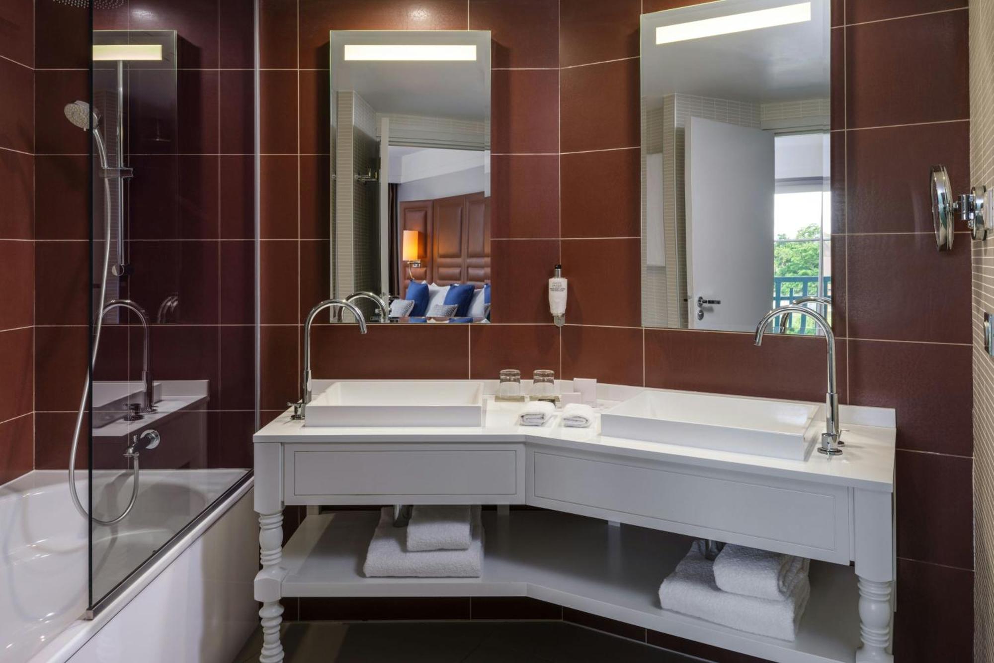 Renaissance Paris Hippodrome De St. Cloud Hotel Rueil-Malmaison Bagian luar foto